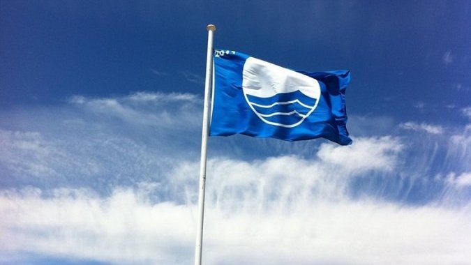 Над пляжем "Веселка" подняли голубой флаг