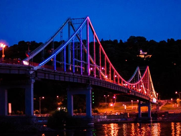 Пешеходный мост через Днепр станет красным