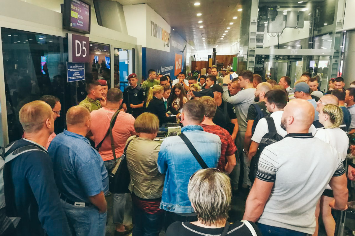 В "Борисполе" пассажиров пугали автоматчиками