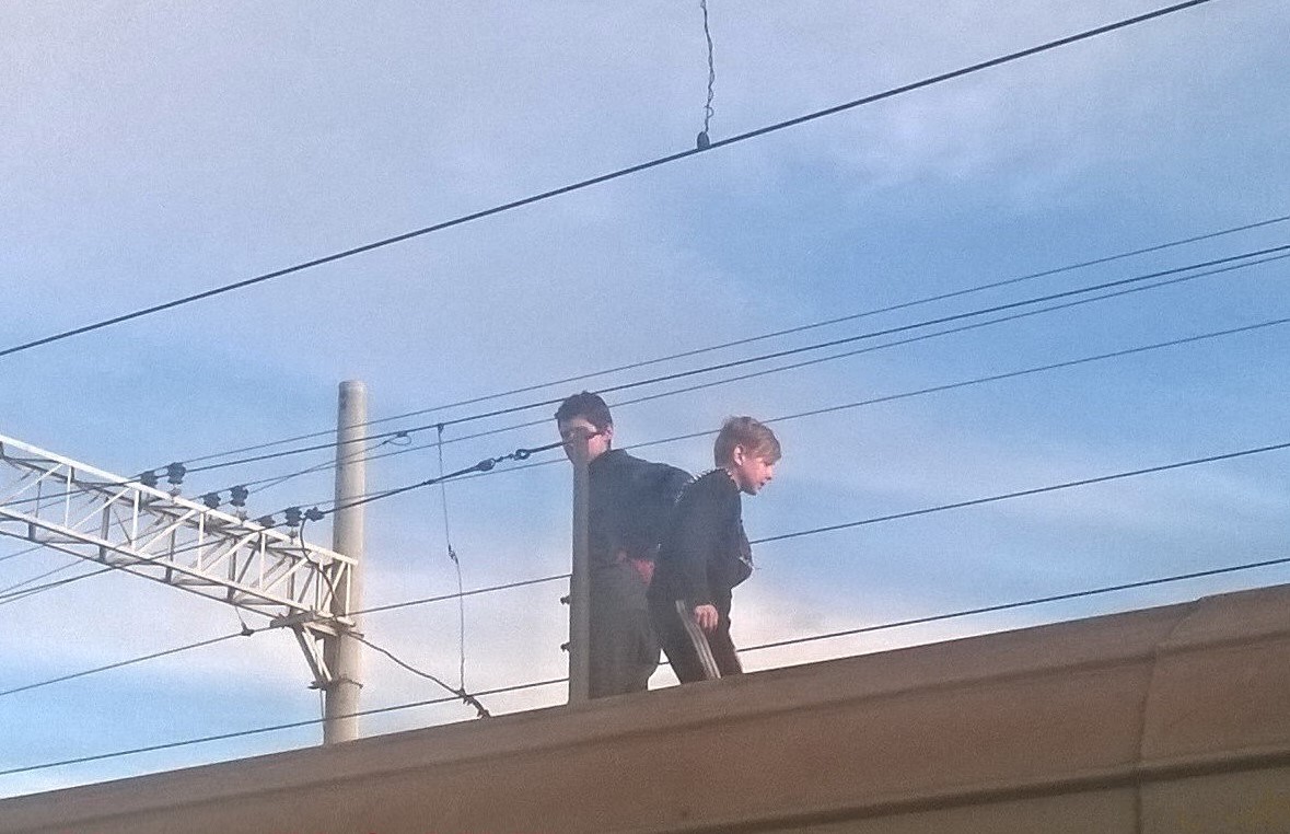 Дети рискнули жизнью, забравшись на крышу поезда