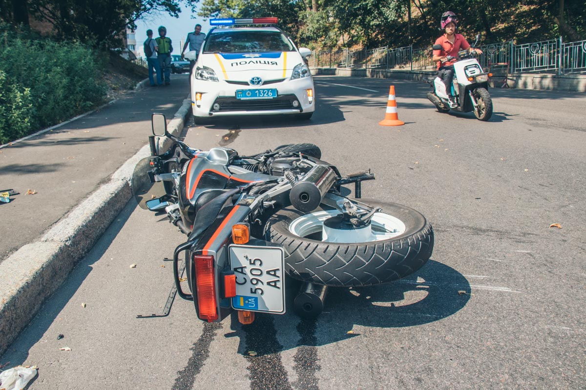 В Киеве легковушка снесла мотоциклистку