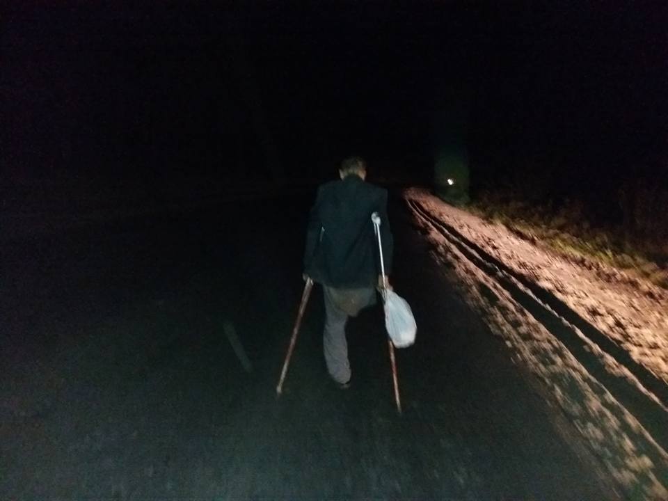 Человек на костылях удирал ночью по проселочной дороге