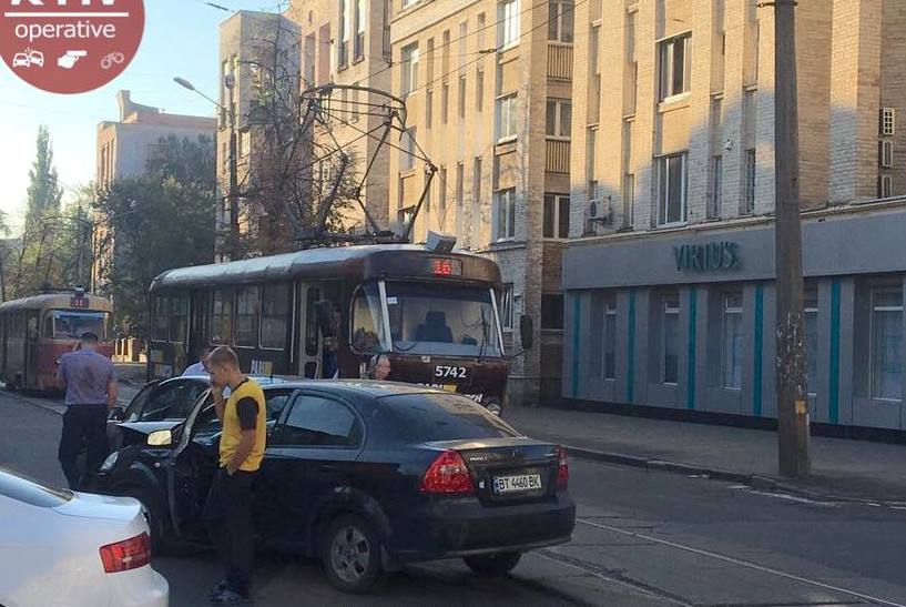 Из-за ДТП на Подоле стоят трамваи (фото)