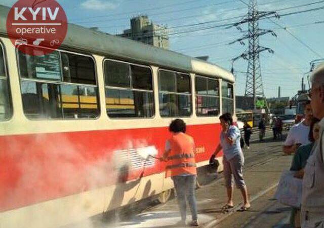 В Киеве посреди дороги загорелся трамвай
