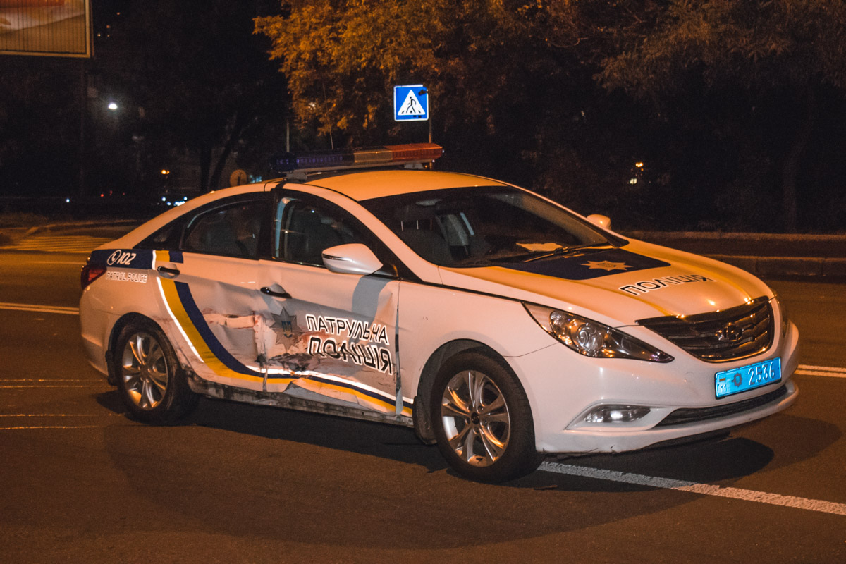 Киевлянин протаранил полицейский автомобиль (видео)
