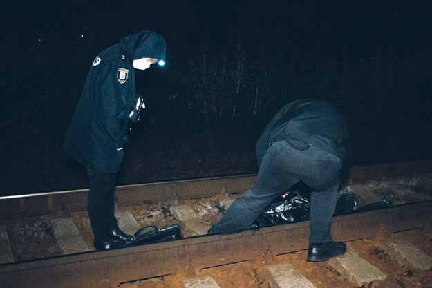 Попавший под поезд мужчина скончался на месте (видео)