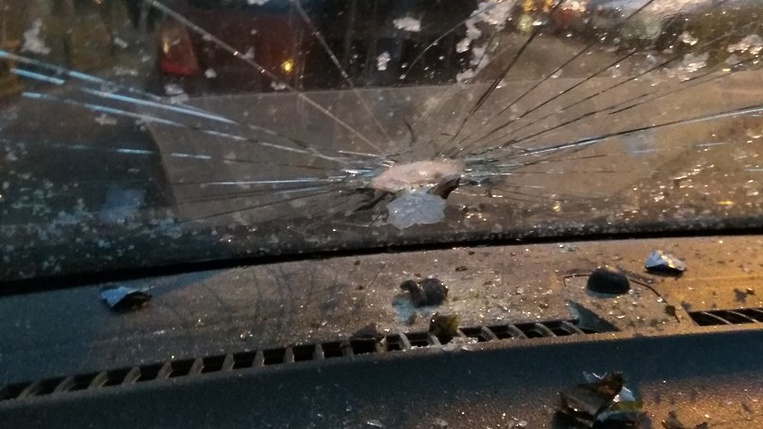 На Борщаговке малолетний хулиган разбил чужую машину (видео)