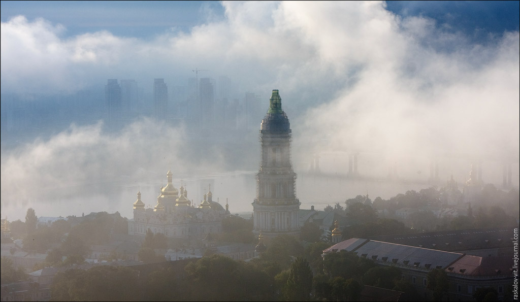 Киев накрыл густой туман