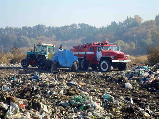 Под Киевом загорелся мусорный полигон