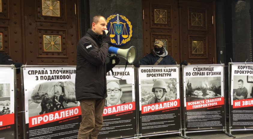 В Киеве протестующие требуют отставки Луценко