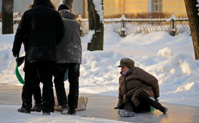 Киевляне массово калечатся на скользких тротуарах