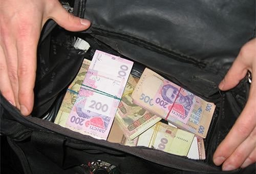 Киевский пенсионер сдал в полицию более 200 тысяч гривен