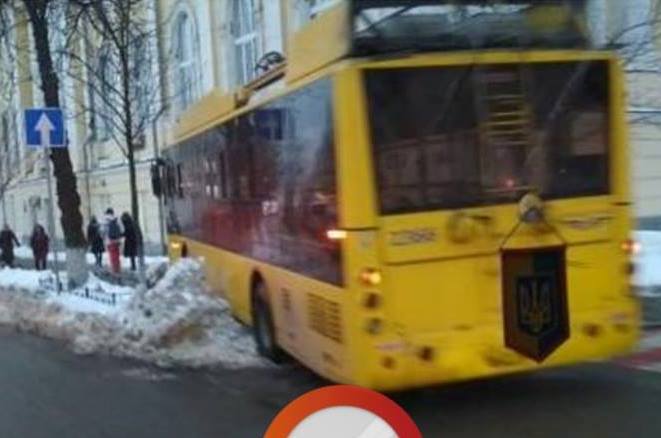 Неуправляемый троллейбус вылетел на тротуар
