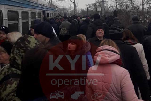 В Киеве люди штурмовали электричку
