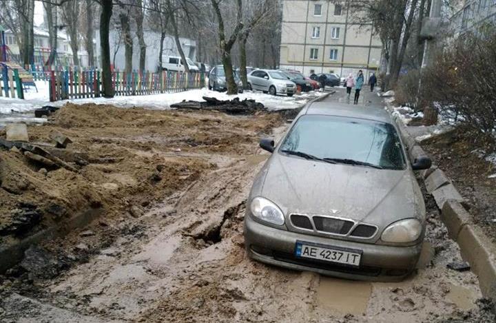 На Борщаговке посреди дороги в грязи увязла машина