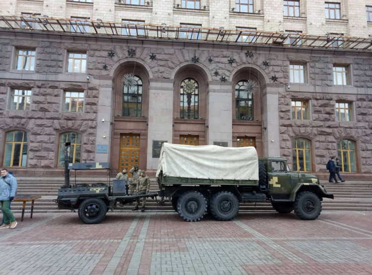 Под здание мэрии пригнали военный грузовик