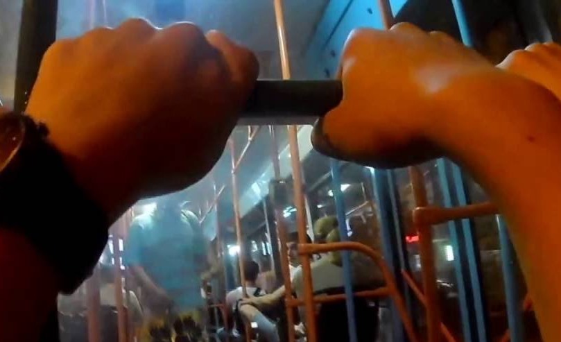 Киевские подростки экстремально катаются на транспорте (видео)