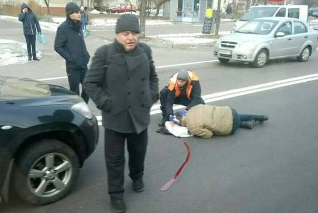 В Киеве посреди дороги лежит окровавленный мужчина