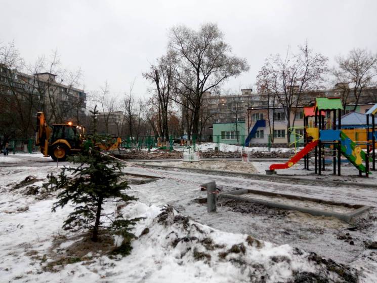 В Киеве кладут плитку прямо в снег
