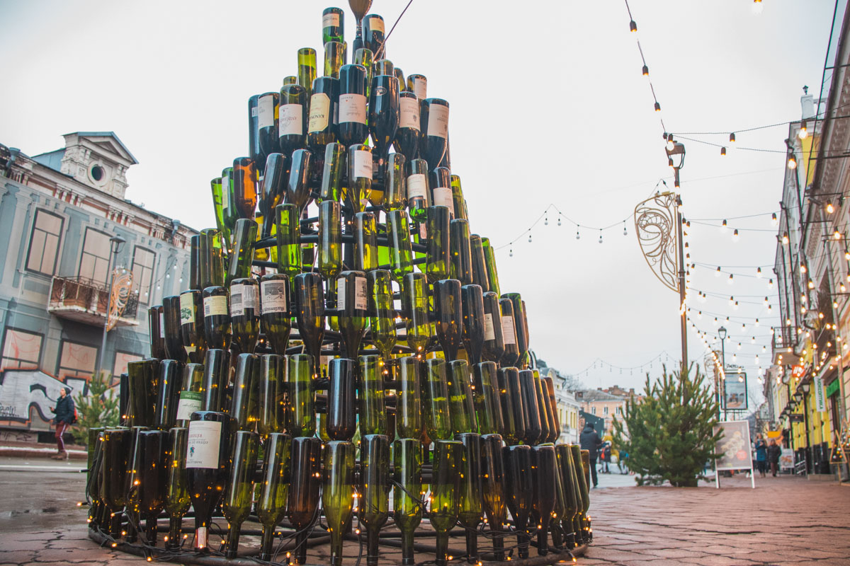 В Киеве установили елку из бутылок (фото)