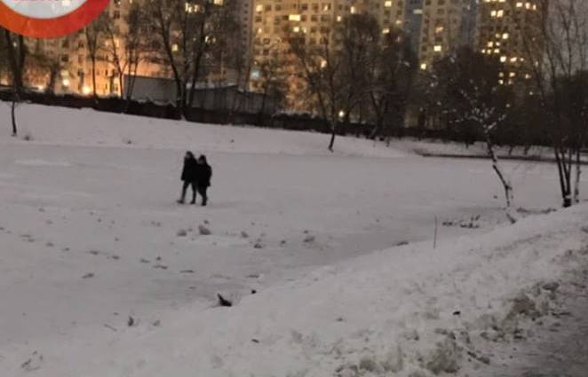 Киевские школьники устроили опасные игры на тонком льду