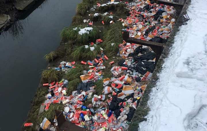 Берега Лыбеди завалили мусором (видео)