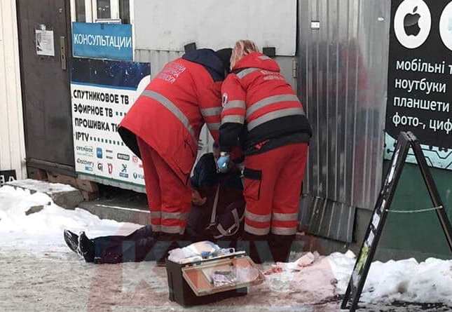 Посреди улицы в Киеве избили мужчину
