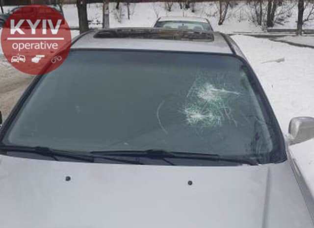 В Киеве неадекват арматурой разбил автомобиль