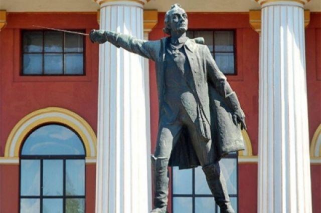Памятник Суворову предлагают обнести колючей проволокой