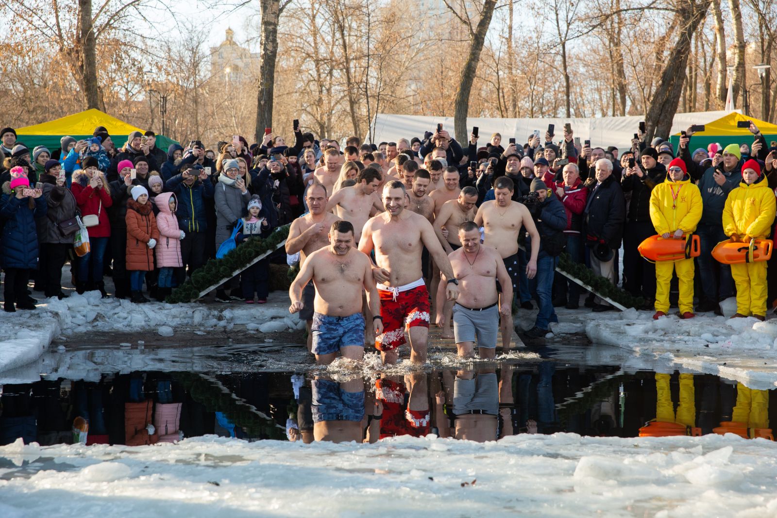 Ледяной флешмоб: в прорубь на Крещение нырнули десятки киевлян