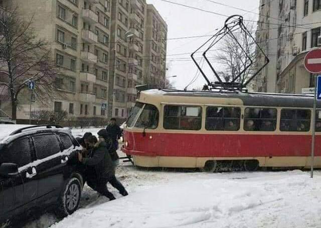 Герой парковки остановил трамваи на Подоле (фото)