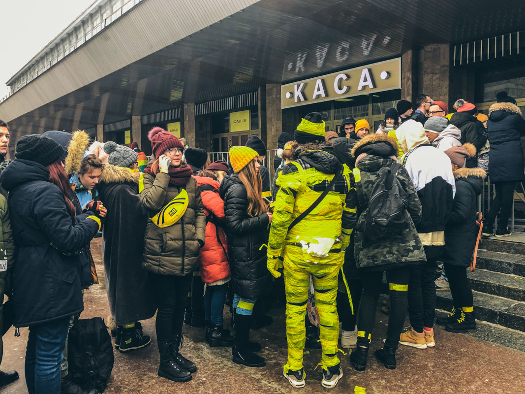 По Киеву ходили люди, обмотанные скотчем