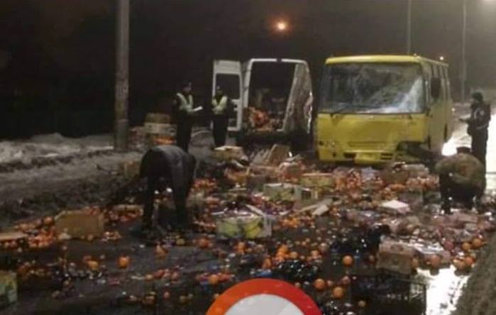 Дорогу в Киеве усыпали апельсинами