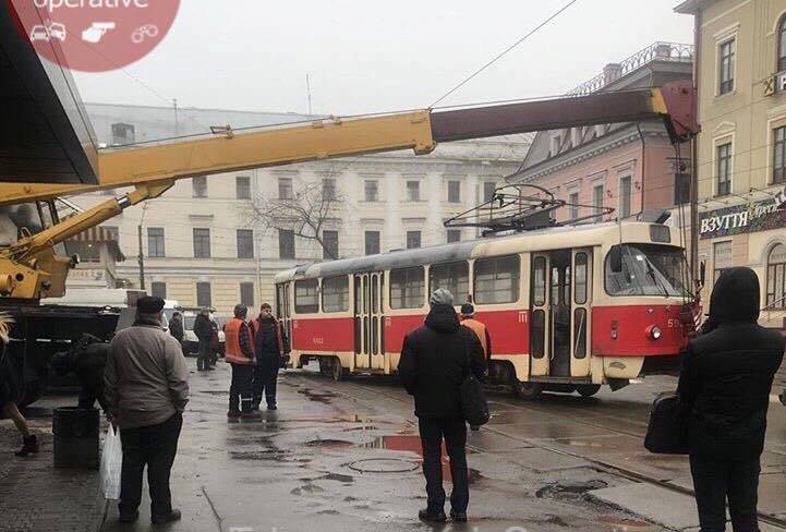Утренний дрифт: в Киеве трамвай сошел с рельсов