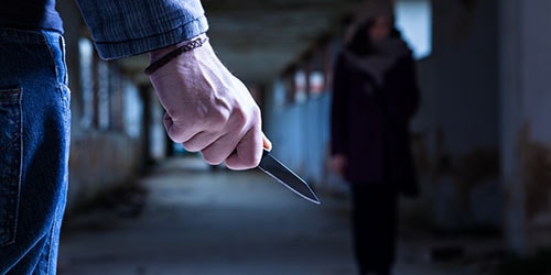 Грабитель напал с ножом на женщину