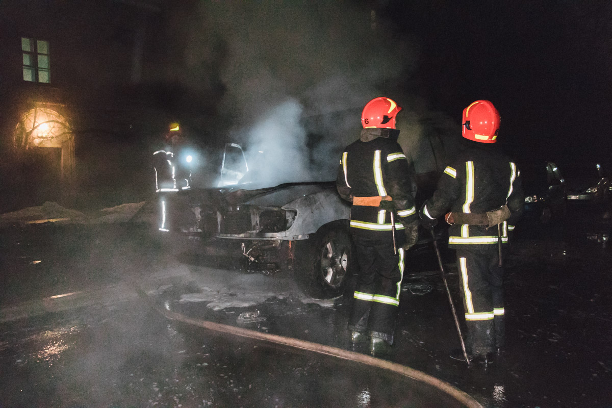 В Киеве сожгли машину матери депутата