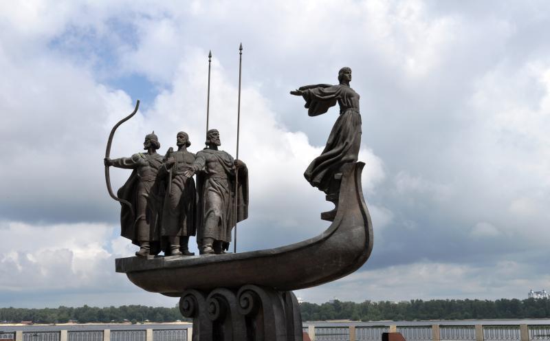 Вандалы изувечили памятник основателям Киева