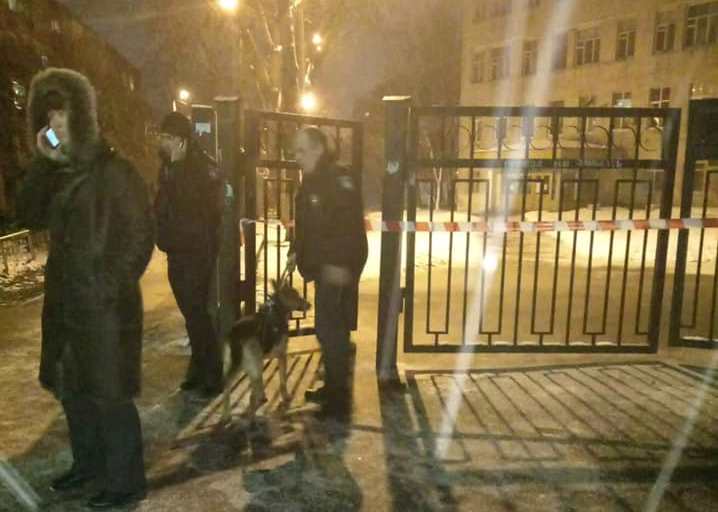 В школу на Шулявке пришла полиция с собаками