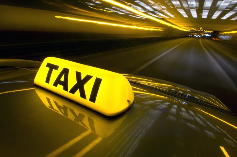 В Киеве таксист ограбил иностранца