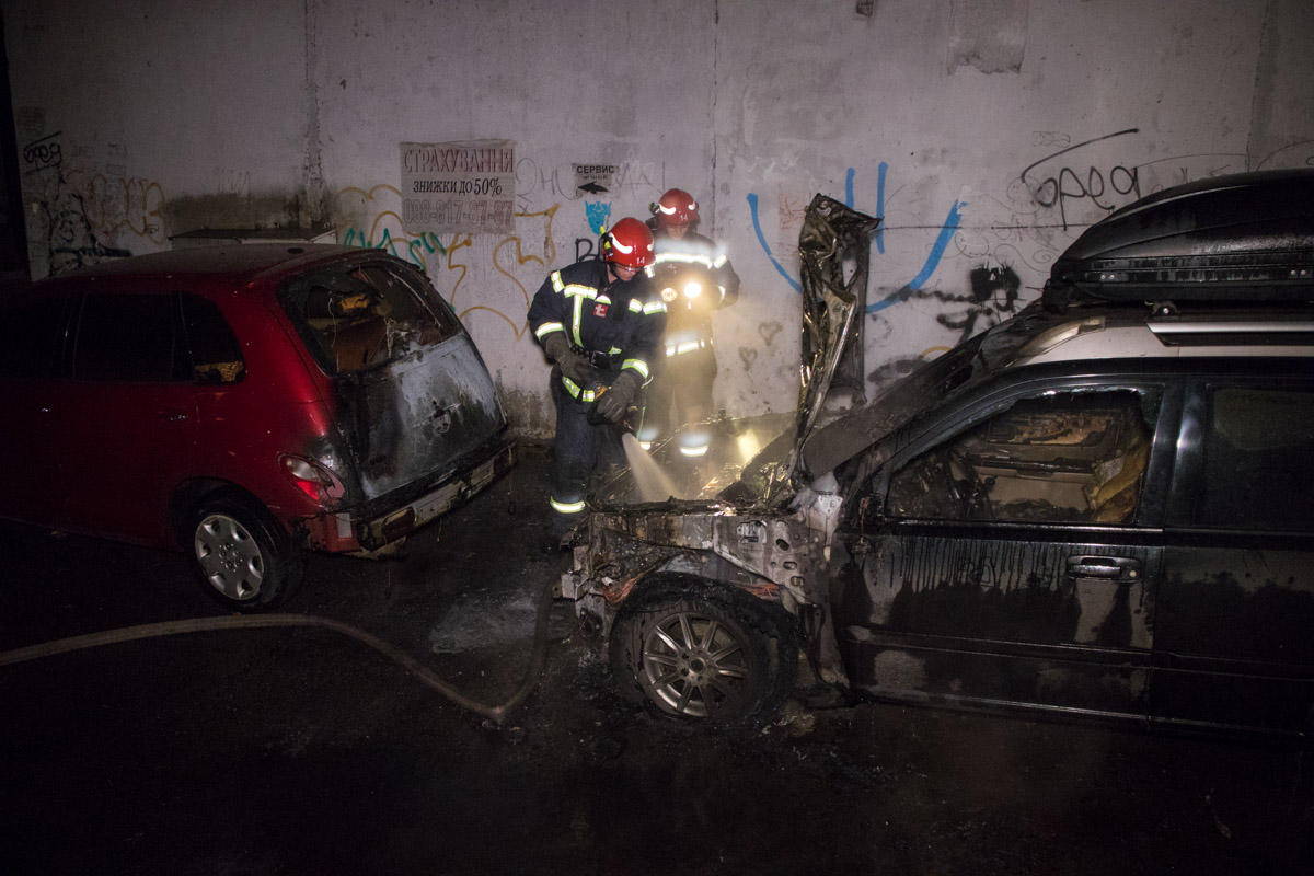 В Киеве сгорело два автомобиля (видео)
