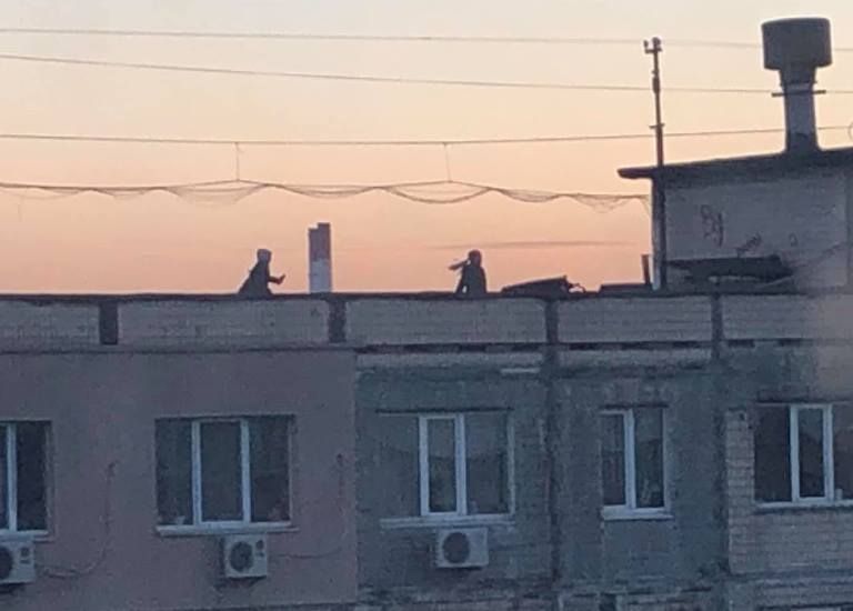 На Березняках дети устроили гонки по крыше