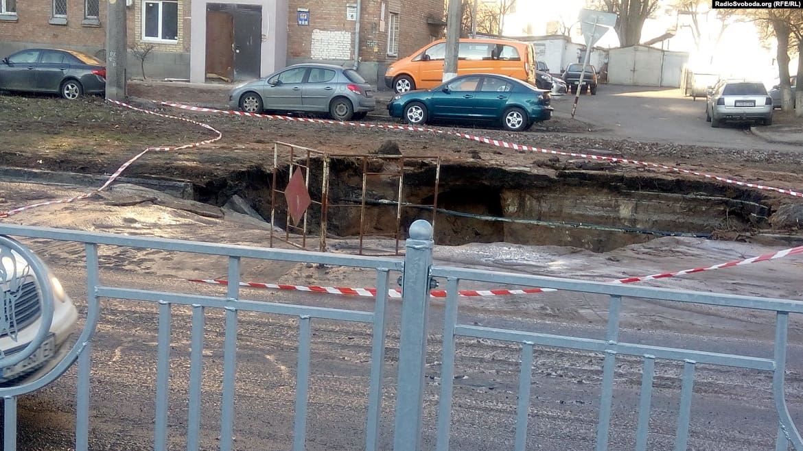 На киевской улице – гигантский провал