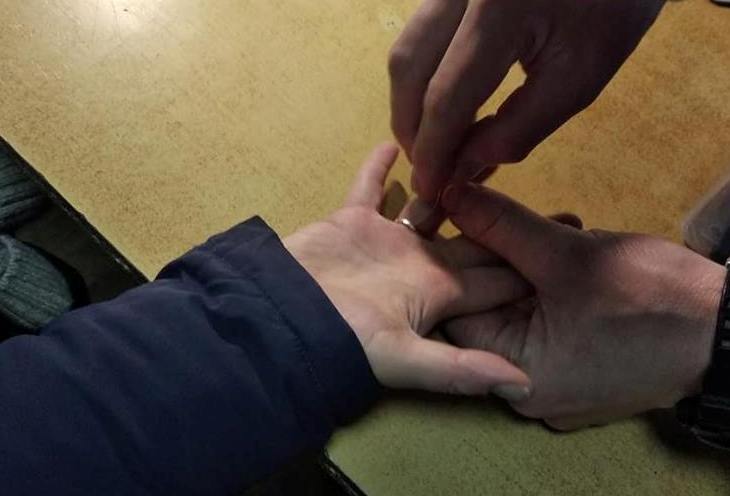 Кольцо с пальца киевлянки снимала бригада спасателей