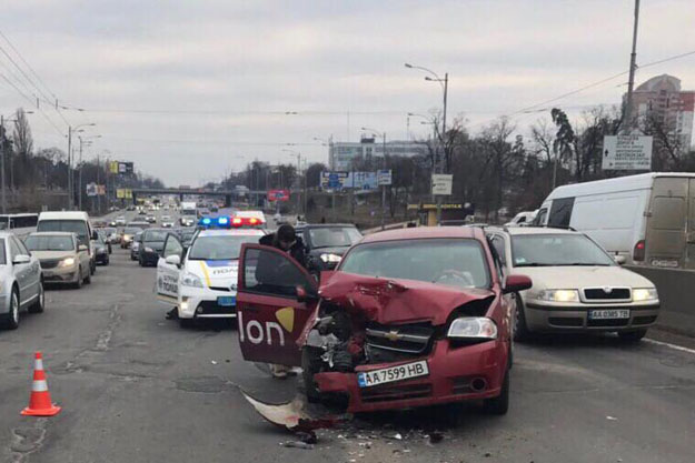 В Киеве – столкновение трех красных машин