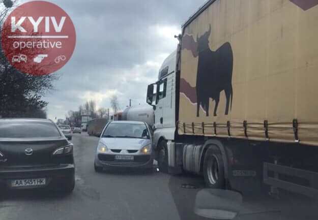 В Киеве легковушки протаранила грузовик