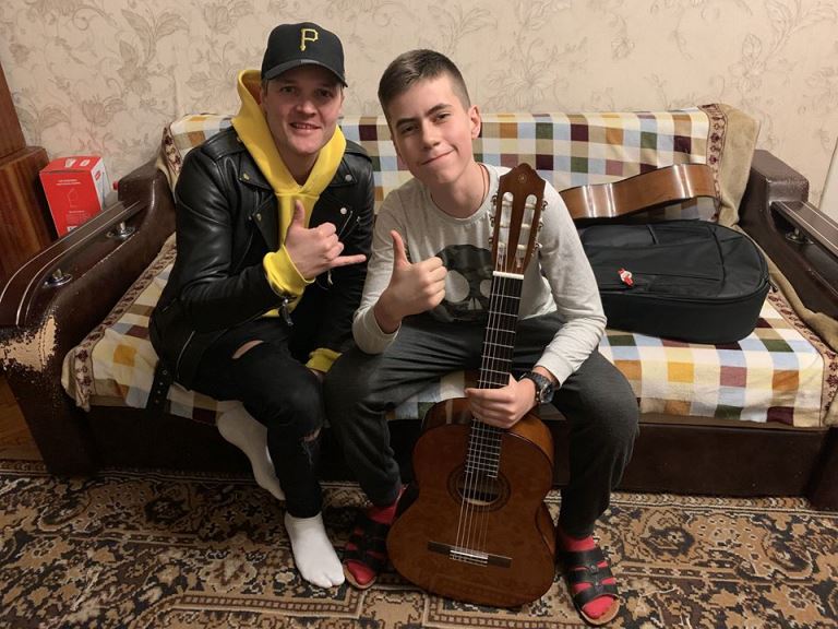 Подростку, пострадавшему от рук гопников, подарили новую гитару