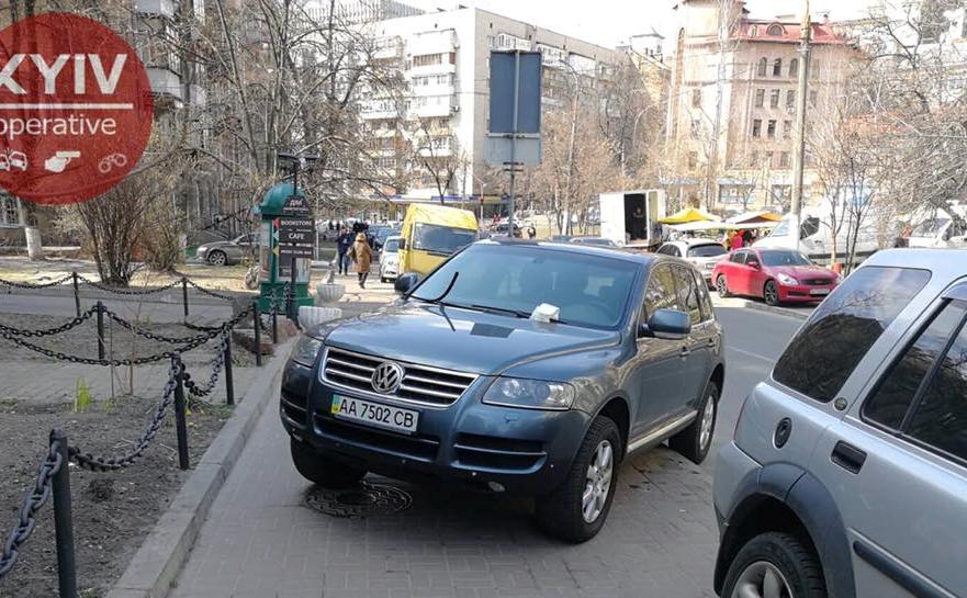 В Киеве проучили героя парковки