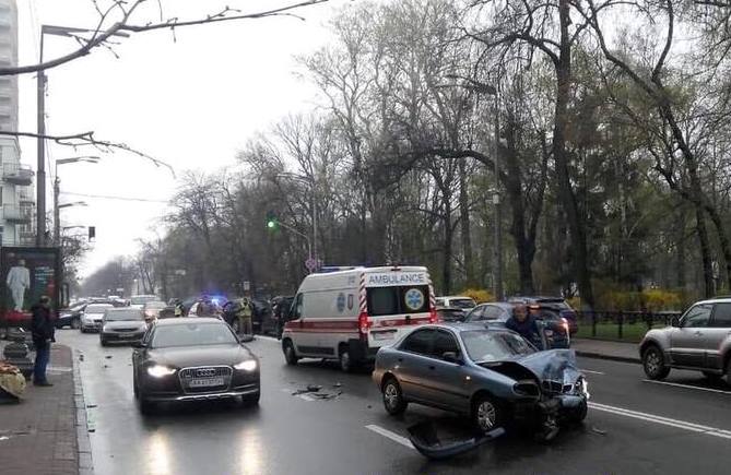 В центре Киева – тройное ДТП, есть пострадавшие