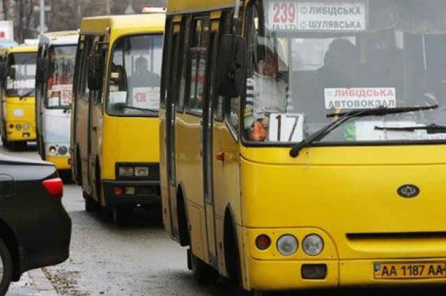 В Киеве неадекват атаковал автобус (видео)