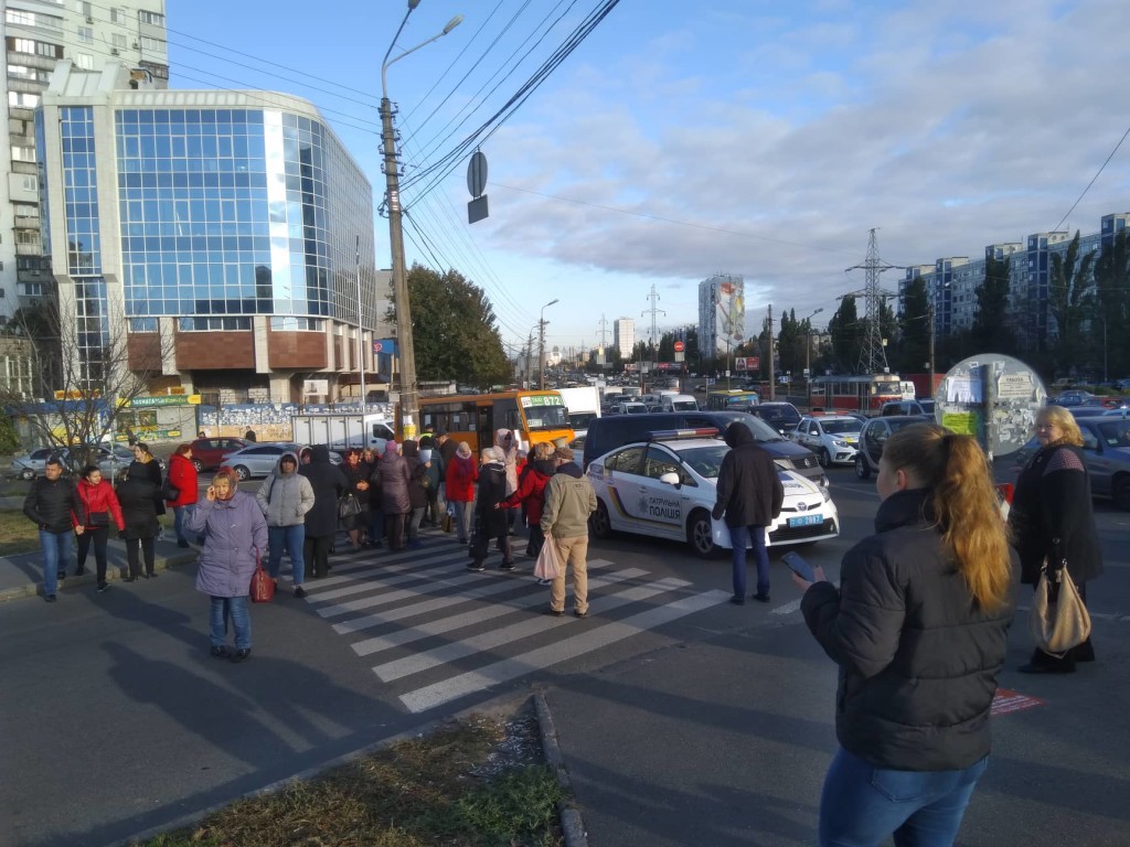 В Киеве митингующие перекрыли дорогу